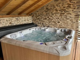 Terrasse couverte avec spa privatif 5 personnes