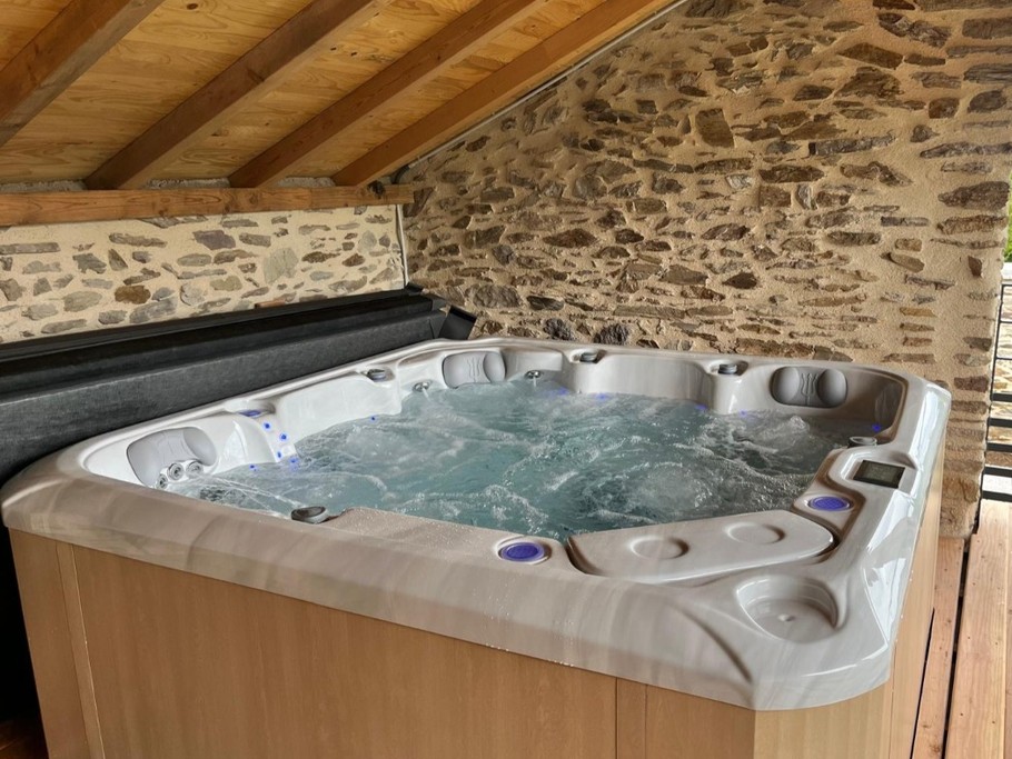 Terrasse couverte avec spa privatif 5 personnes