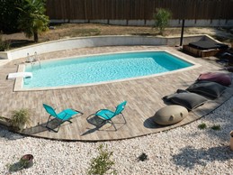 Piscine commune Les Coteaux de Pilauzin en Charente maritime, proche du Château de La Roche Courbon
