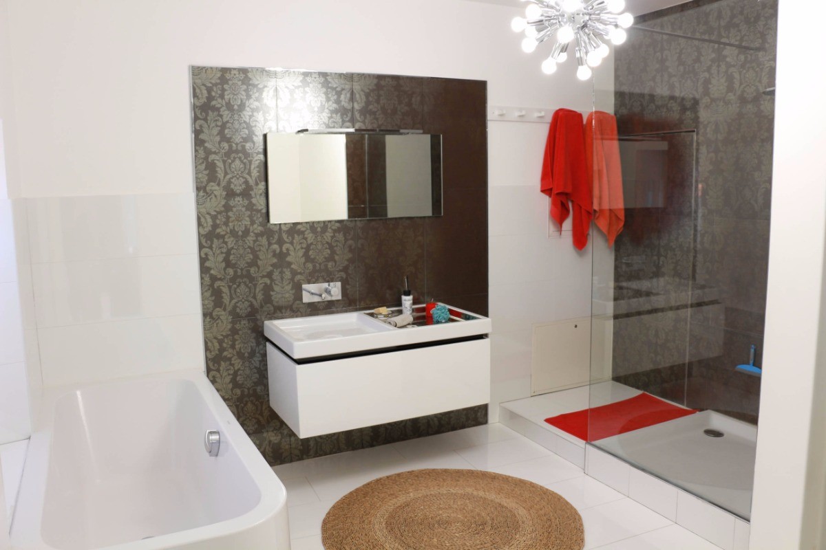 Bastide 8 personnes, piscine, jacuzzi, billard à Saint Cyr sur Mer, salle de bains, douche et baignoire