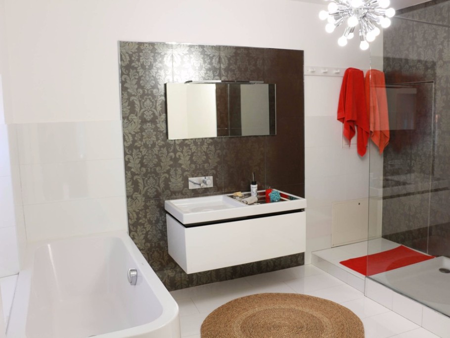 Bastide 8 personnes, piscine, jacuzzi, billard à Saint Cyr sur Mer, salle de bains, douche et baignoire