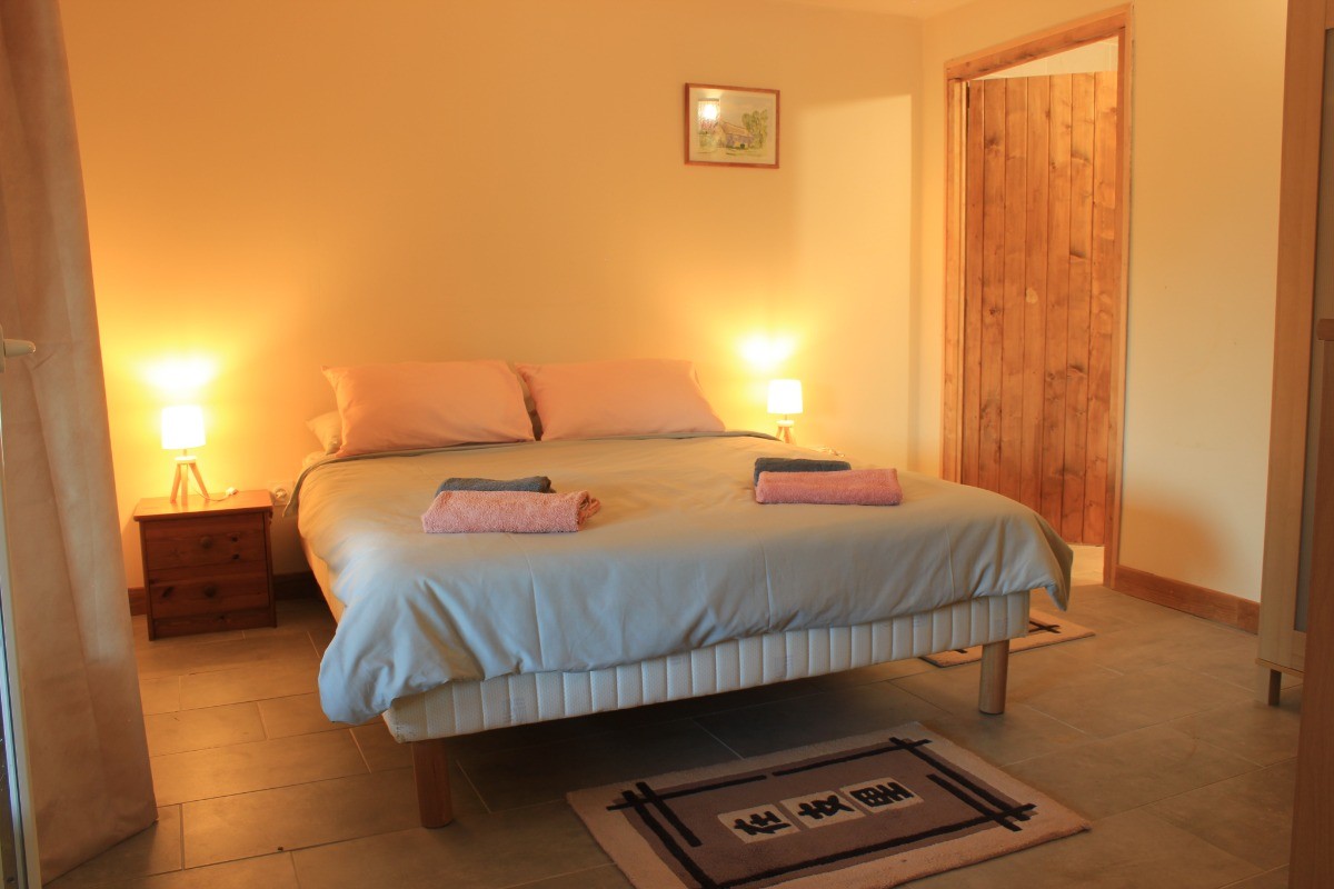 Une spacieuse et confortable chambre double en rez-de-chaussée