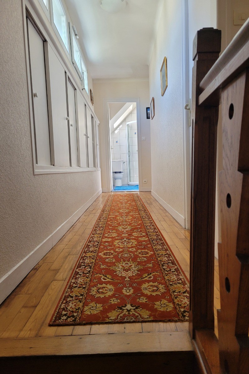 location Clévacances, Loguivy-de-la-mer, le Barbu, le couloir de l'étage desservant 3 chambres et une salle d'eau-WC