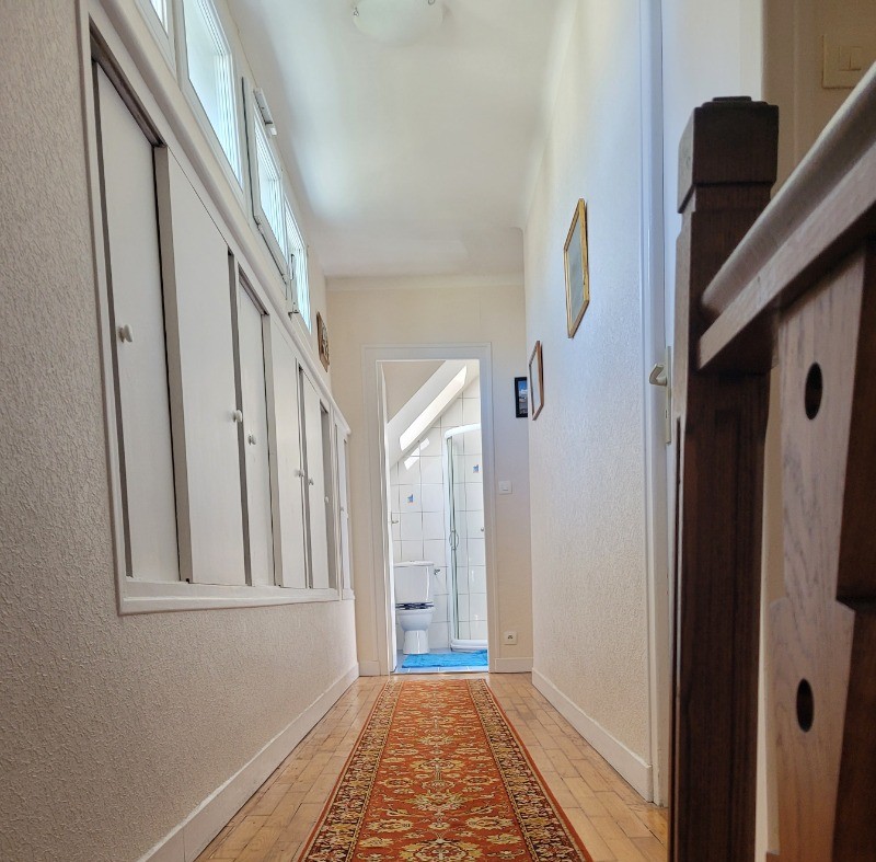 location Clévacances, Loguivy-de-la-mer, le Barbu, le couloir de l'étage desservant 3 chambres et une salle d'eau-WC