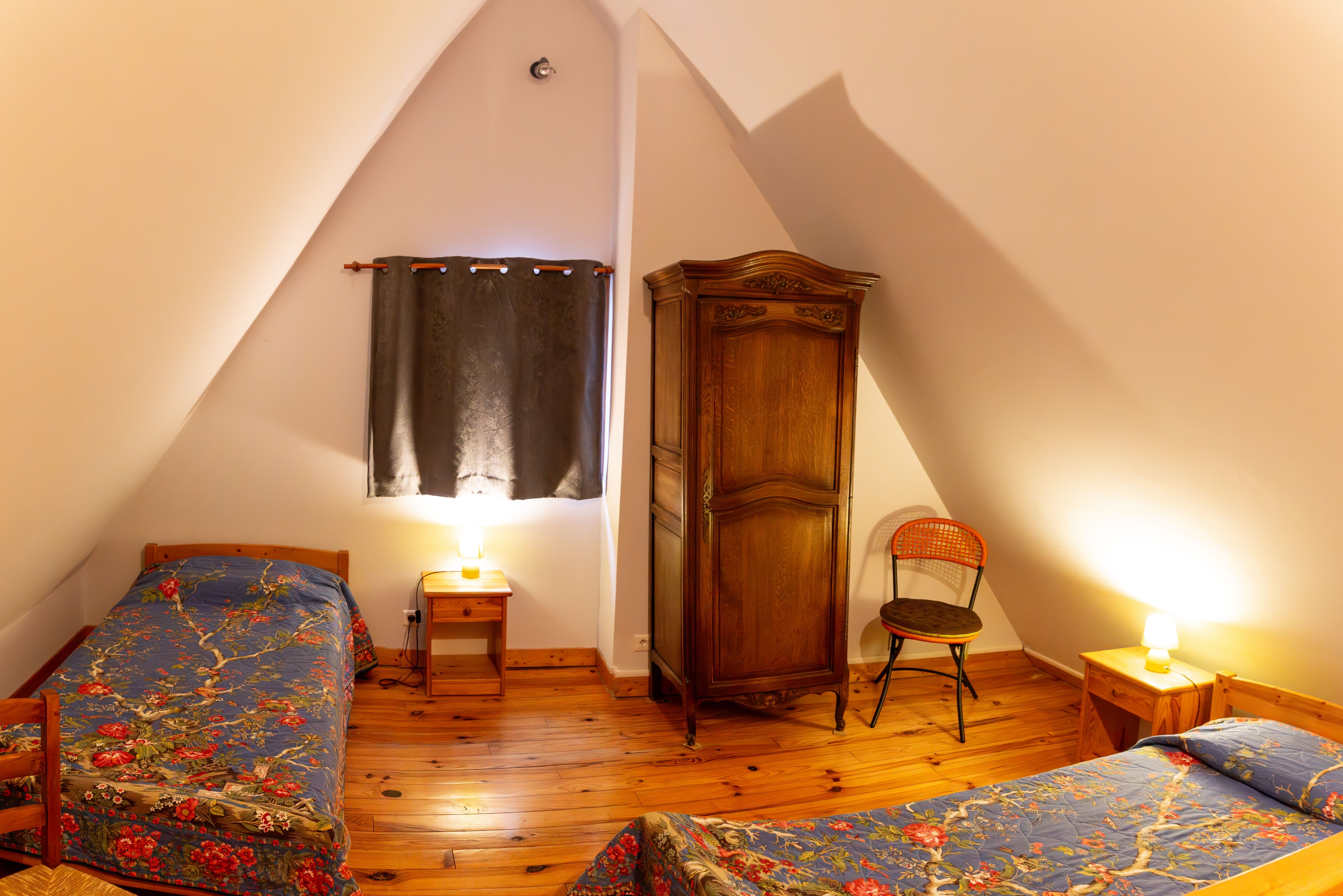 Chambre au 2ème étage avec 2 lits simples