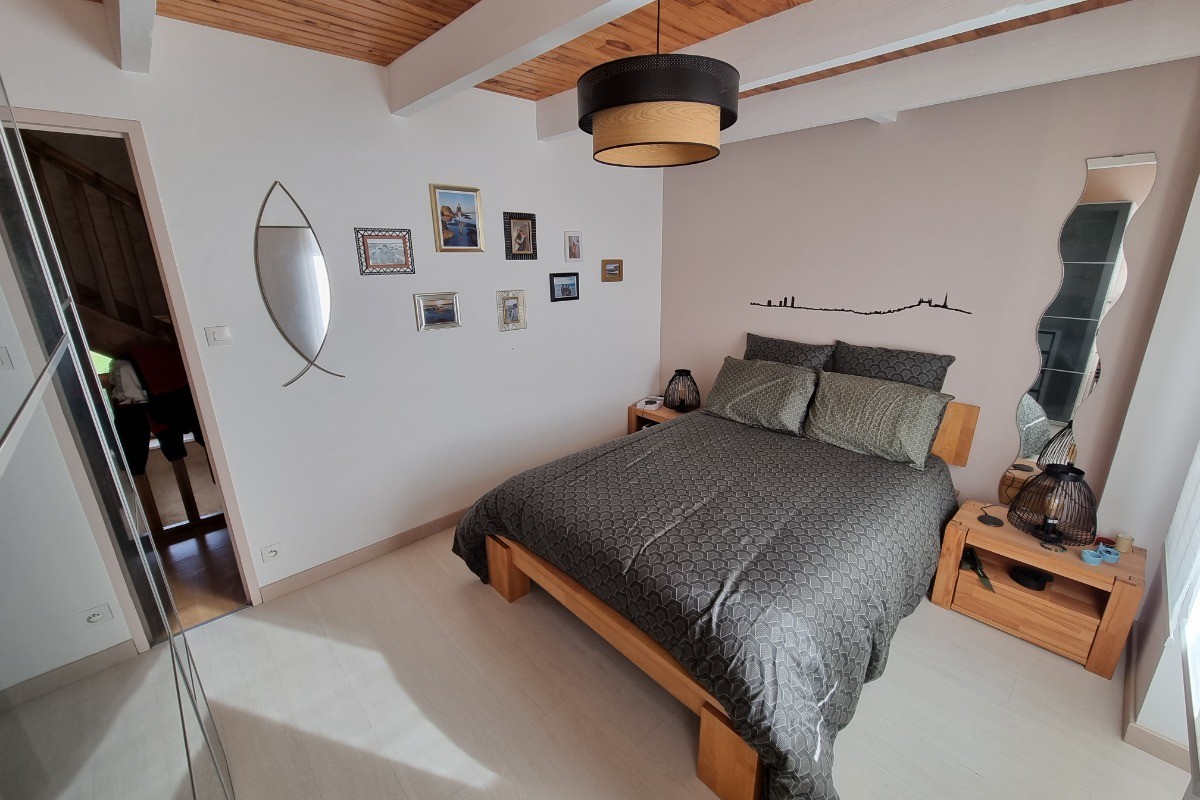 Une chambre avec un lit 140 au 1er étage également