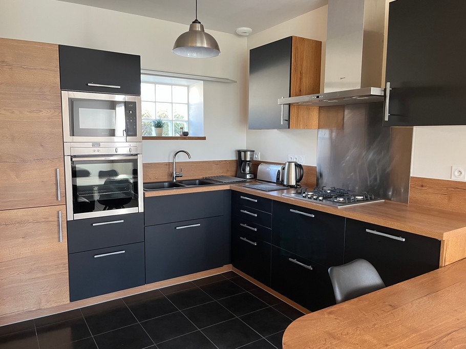 Fully equipped kitchen area (oven, dishwasher, microwave, fridge-freezer, etc.)