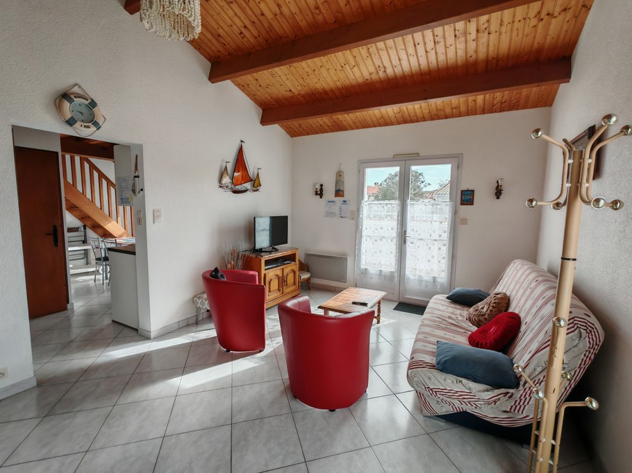 Living room - lounge area - access to kitchen and first floor