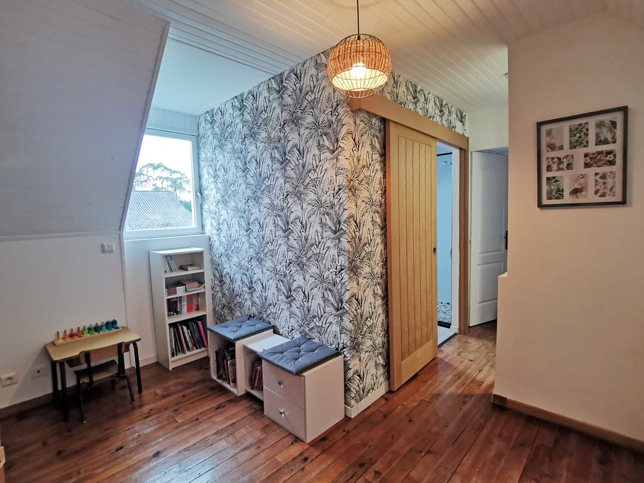 Mezzanine avec salle de jeux et un lit gigogne avec 2 lits de 80