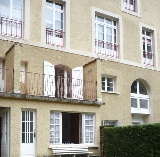 appartement à droite en RDC + 1