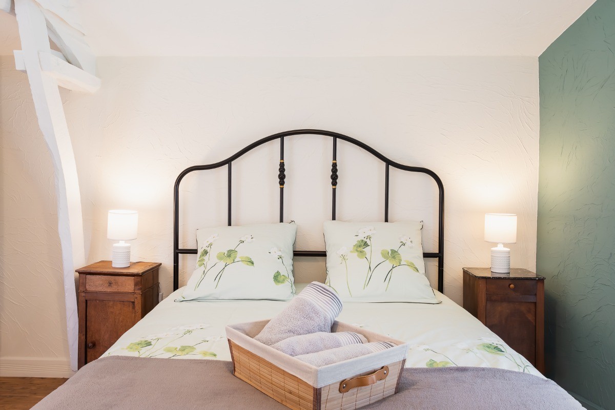 Chambre à l'étage pour 2 personnes avec salle d'eau attenante (lit 140x200 cm)