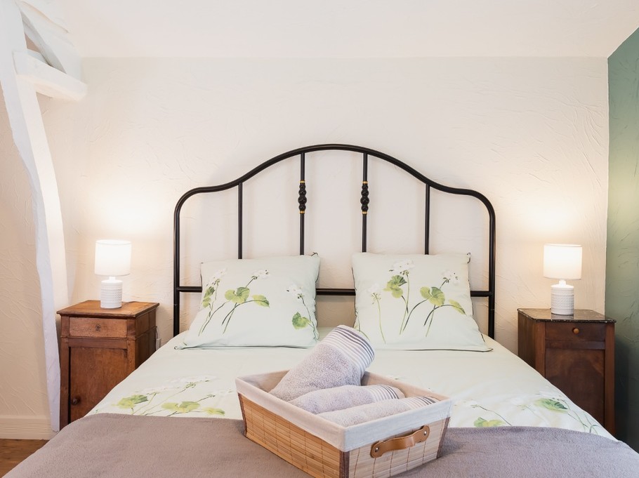 Chambre à l'étage pour 2 personnes avec salle d'eau attenante (lit 140x200 cm)