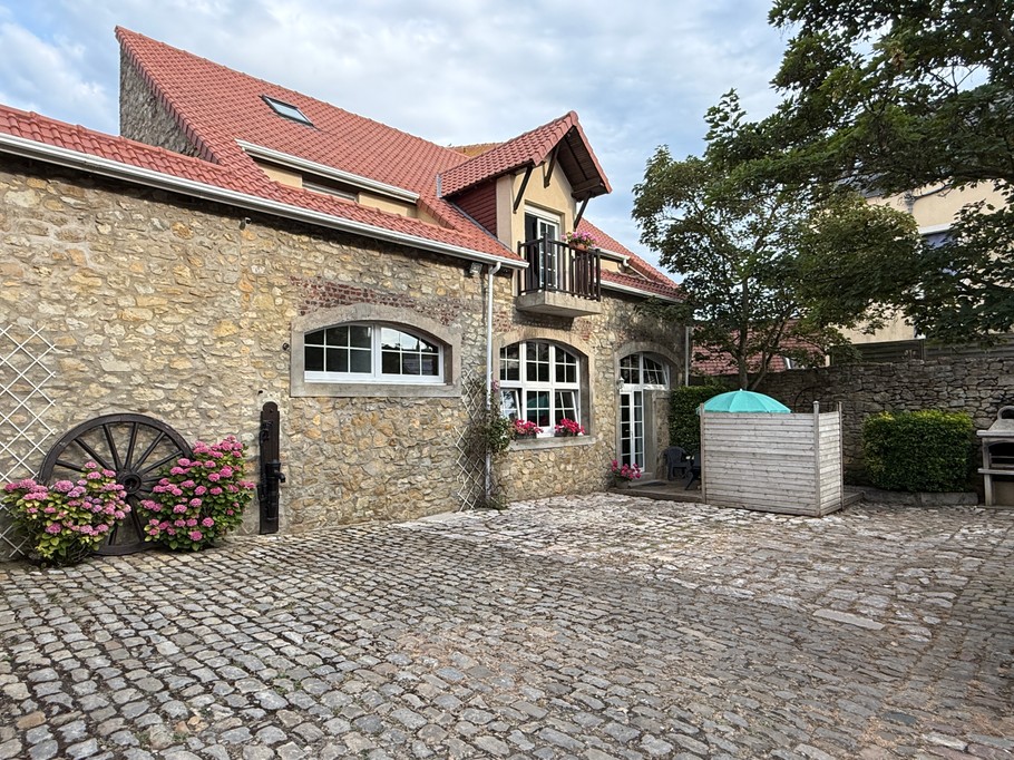 Façade, cour privative