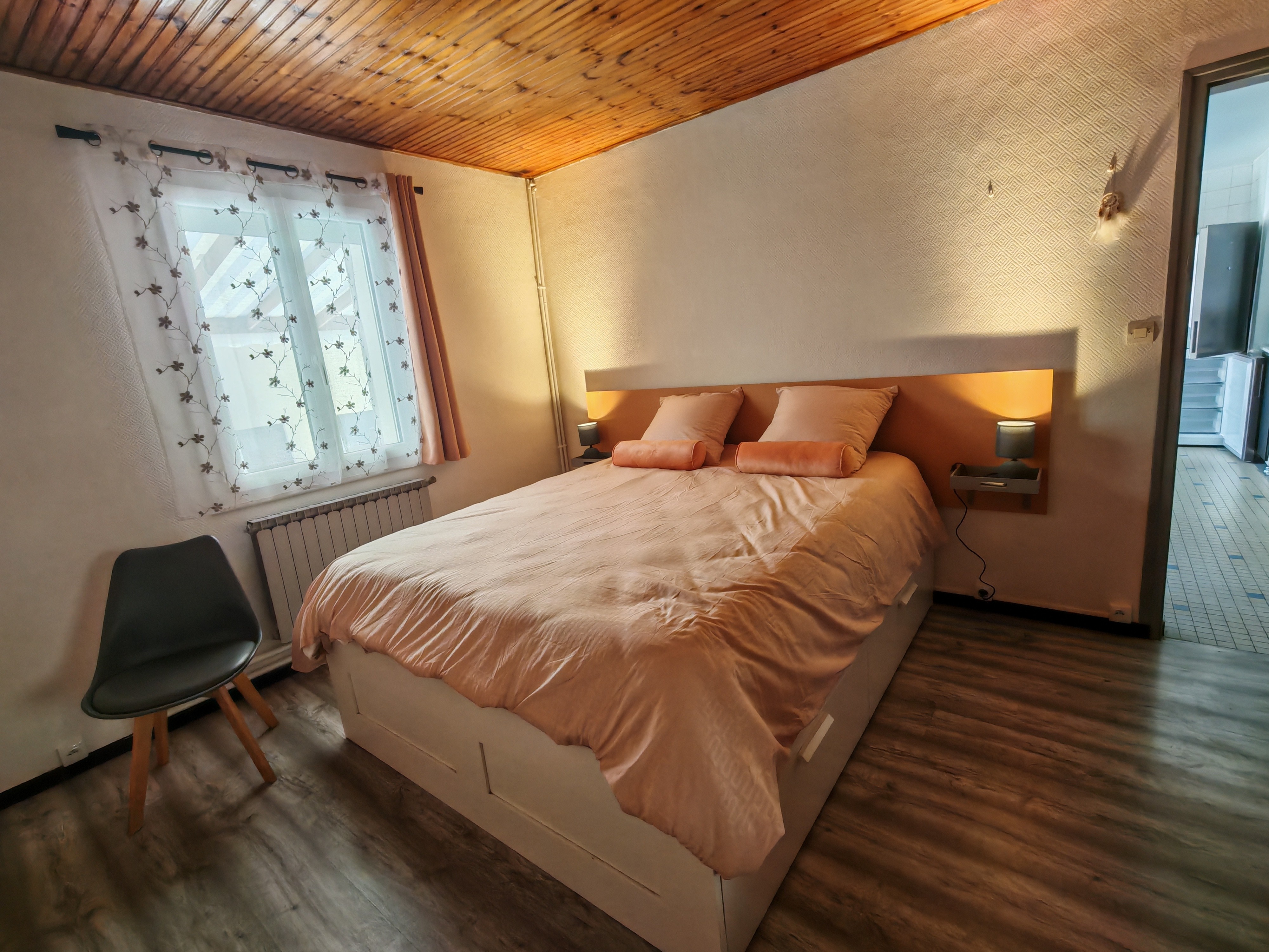Bedroom with 160 cm bed