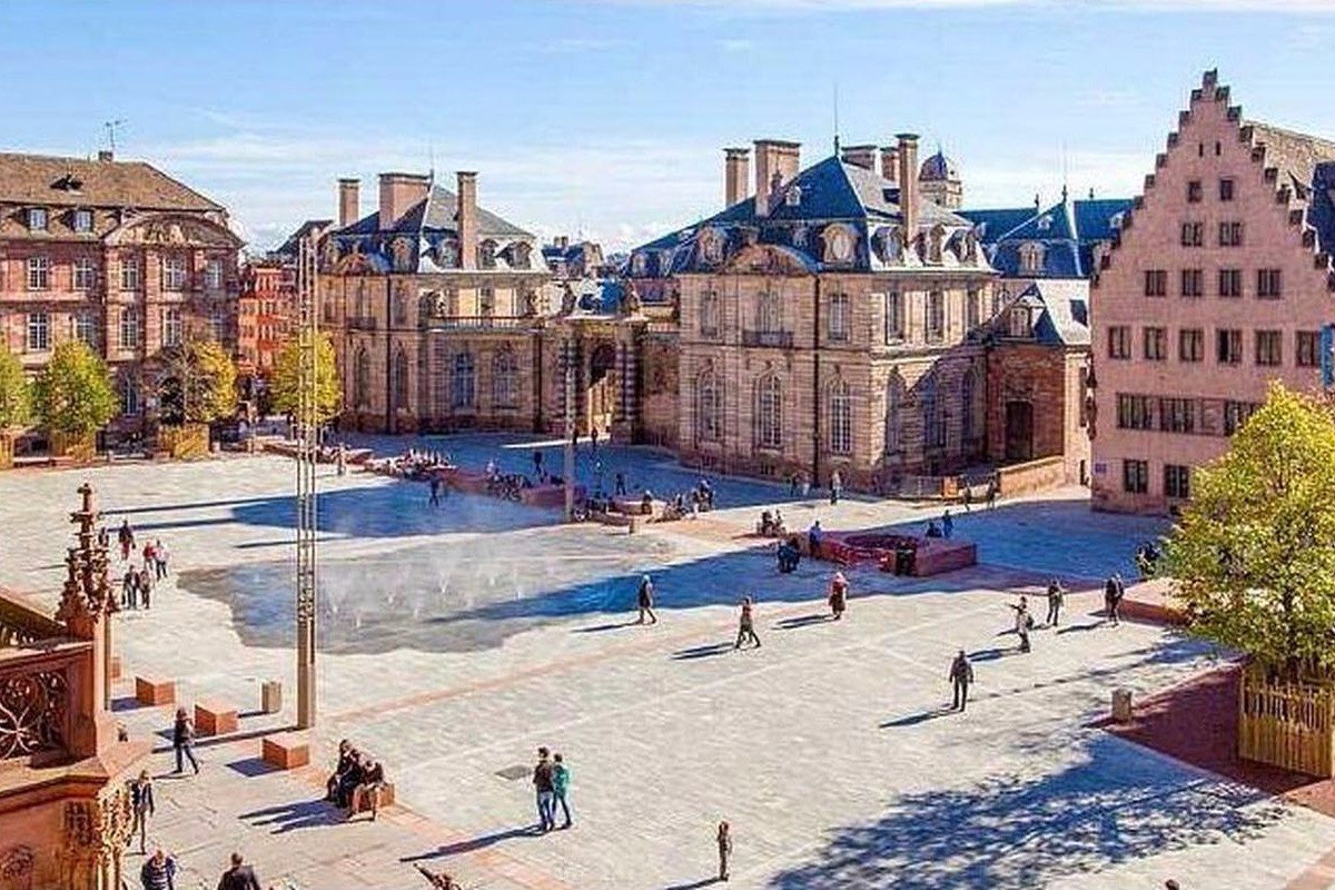 Place du Château à 450m