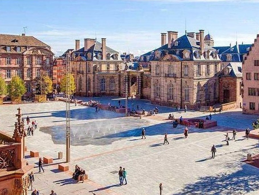 Place du Château à 450m