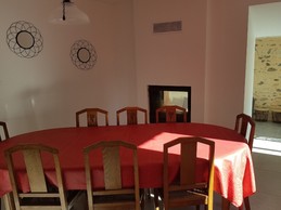La salle à manger avec sa cheminée