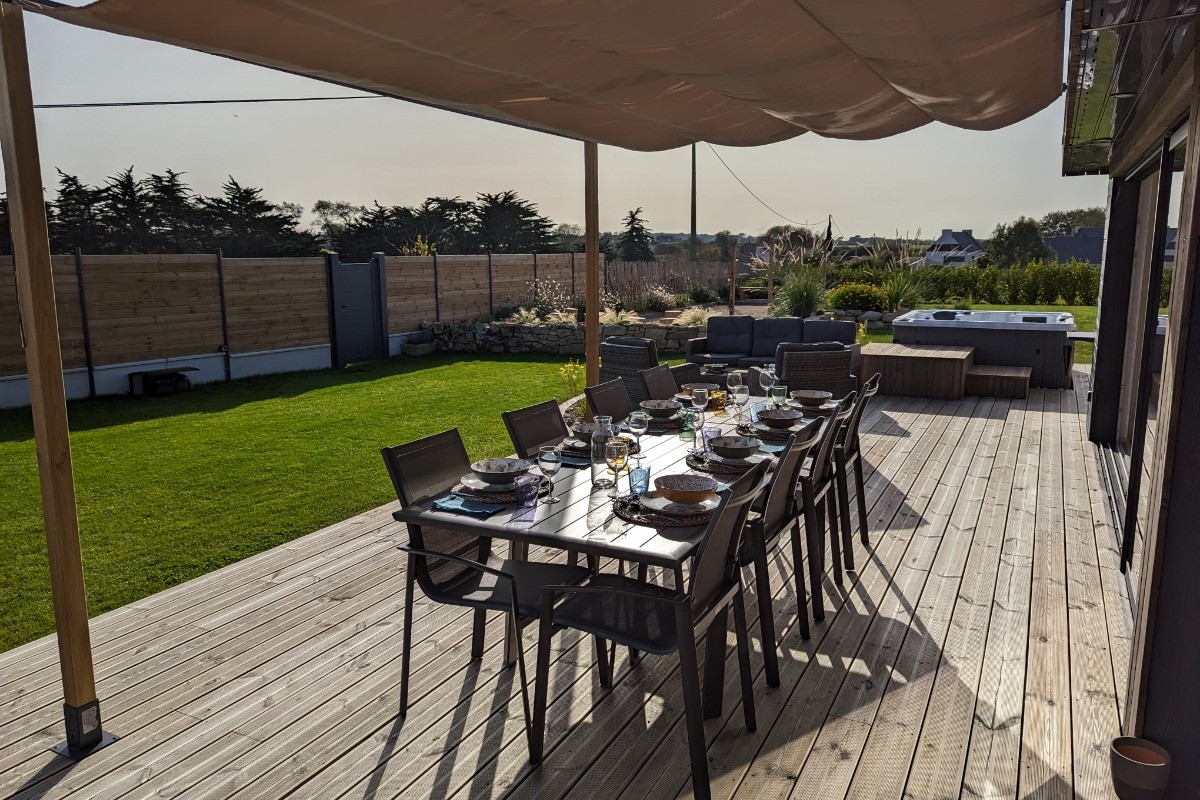 Coin repas sous la pergola