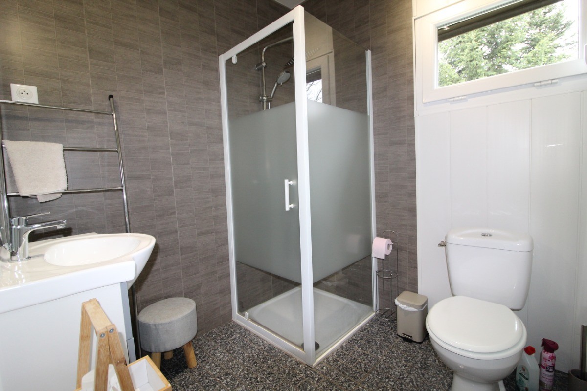 Salle d'eau avec wc  - Gîte Chez Lucie