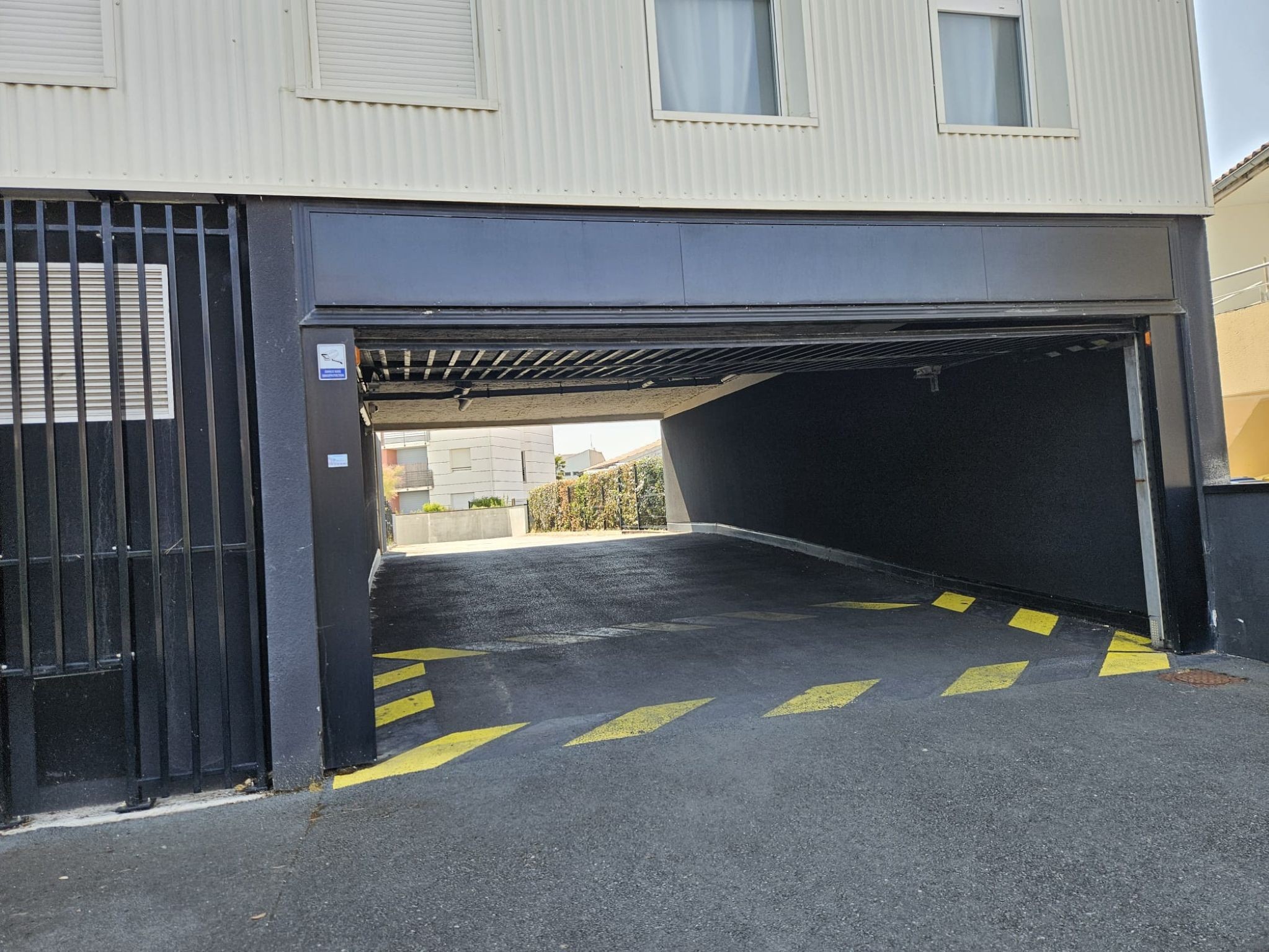 Entrée du garage pour accéder au sous sol de L'ESCALE