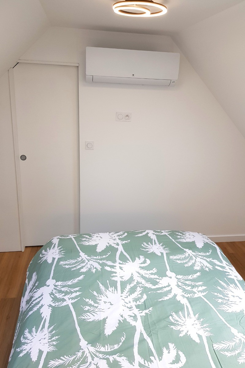 Chambre climatisée à l'étage sous comble pour 2 personnes (lit 140 cm) avec salle d'eau attenante.