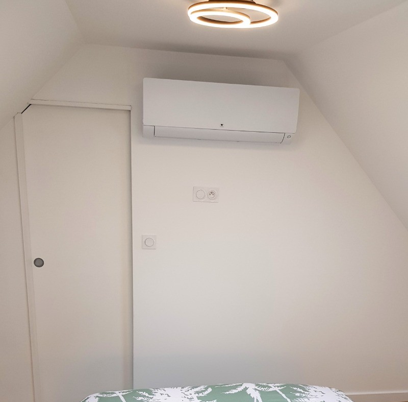 Chambre climatisée à l'étage sous comble pour 2 personnes (lit 140 cm) avec salle d'eau attenante.