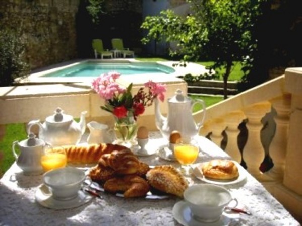 terrasse avec petit déjeuner