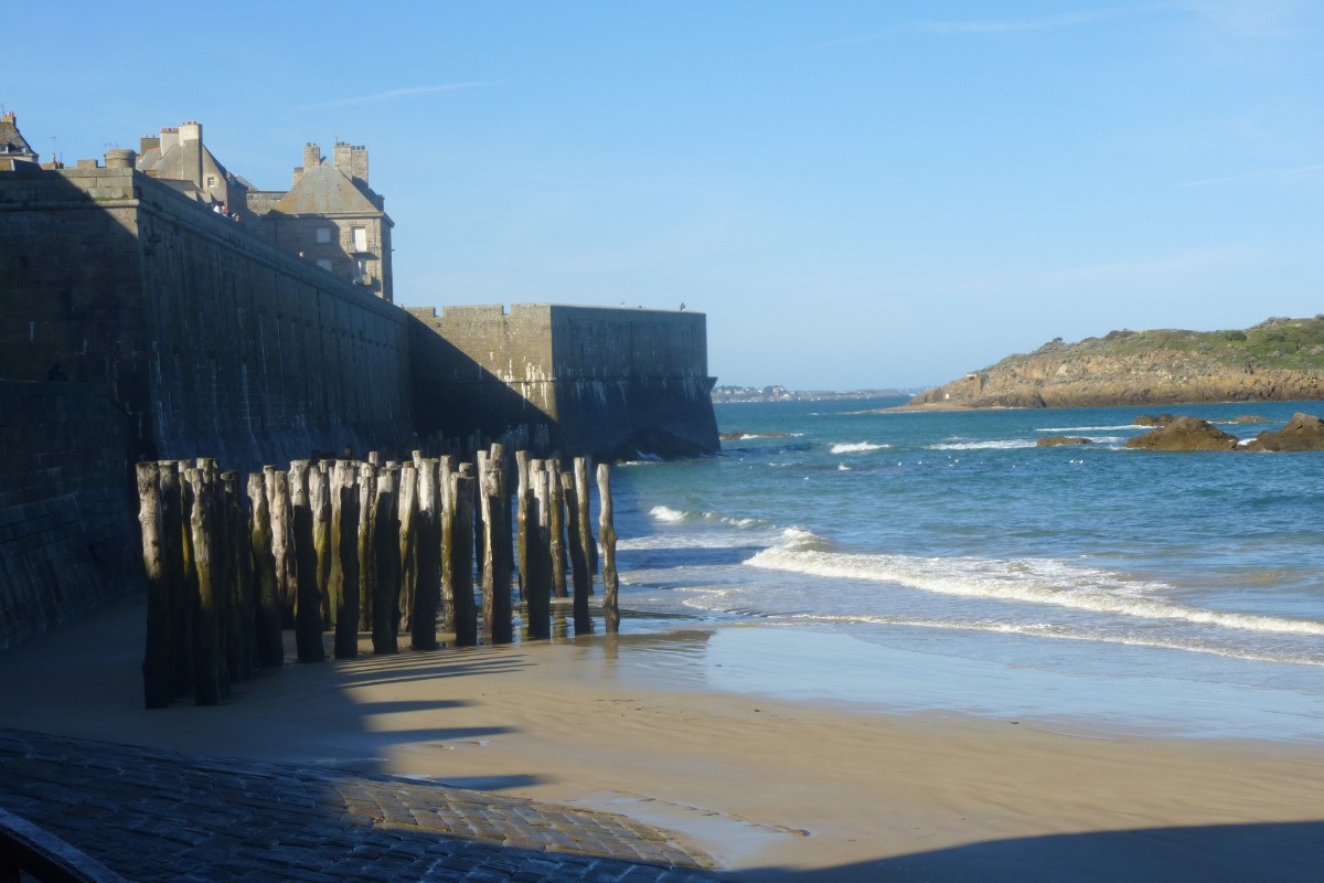 la plage près des remparts