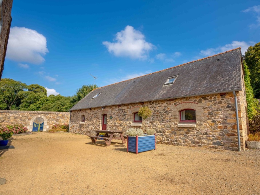 Edmée à côté du verger