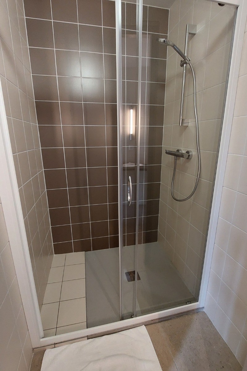 Salle d'eau 1er étage : Cabine de douche avec espace fermé pour l'intimité