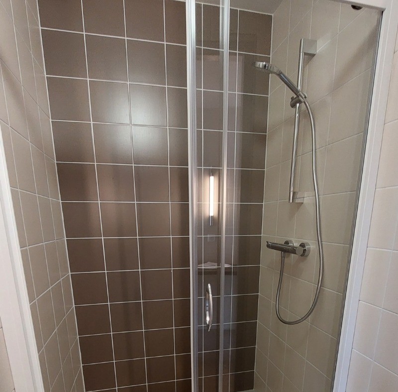 Salle d'eau 1er étage : Cabine de douche avec espace fermé pour l'intimité