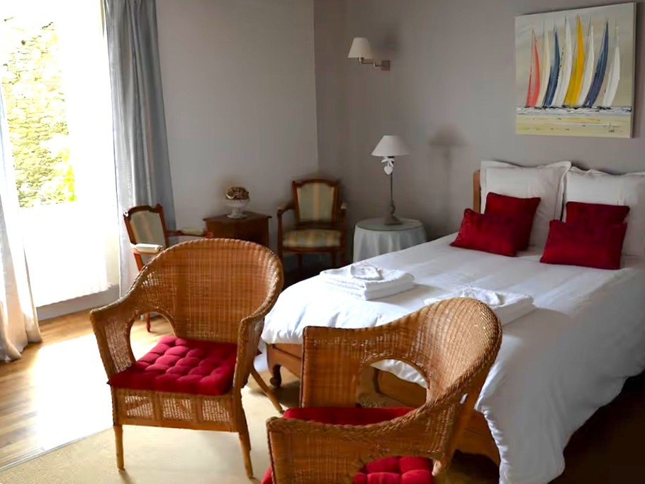 Chambre de plain-pied pour 2 à 3 personnes, avec bureau, TV et salle d'eau communicante aménagée PMR