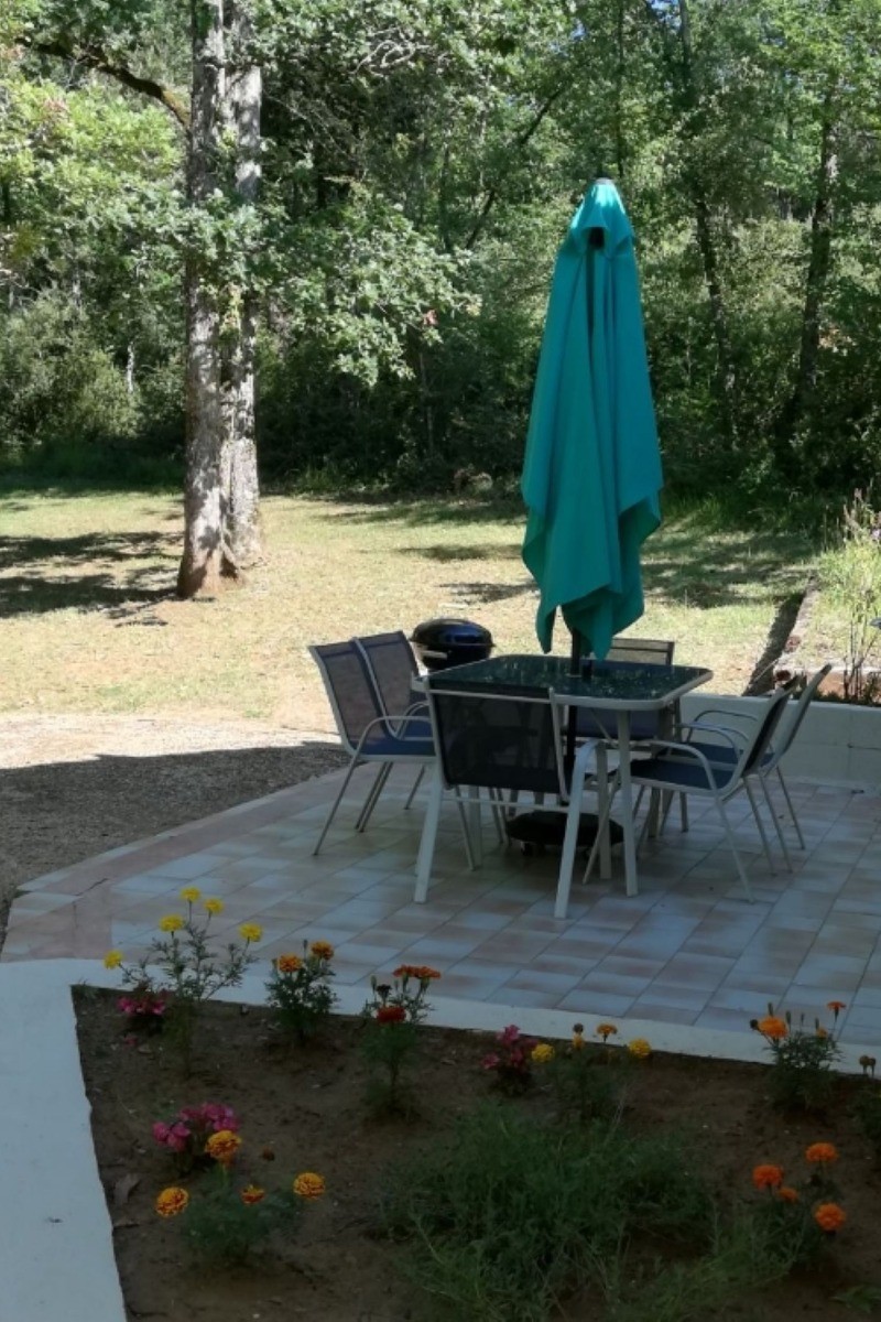 Le Gîte le Roqual terrasse avec vue sur le parc arboré