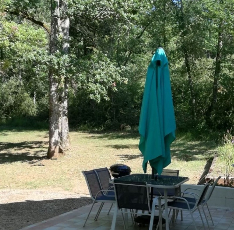 Le Gîte le Roqual terrasse avec vue sur le parc arboré