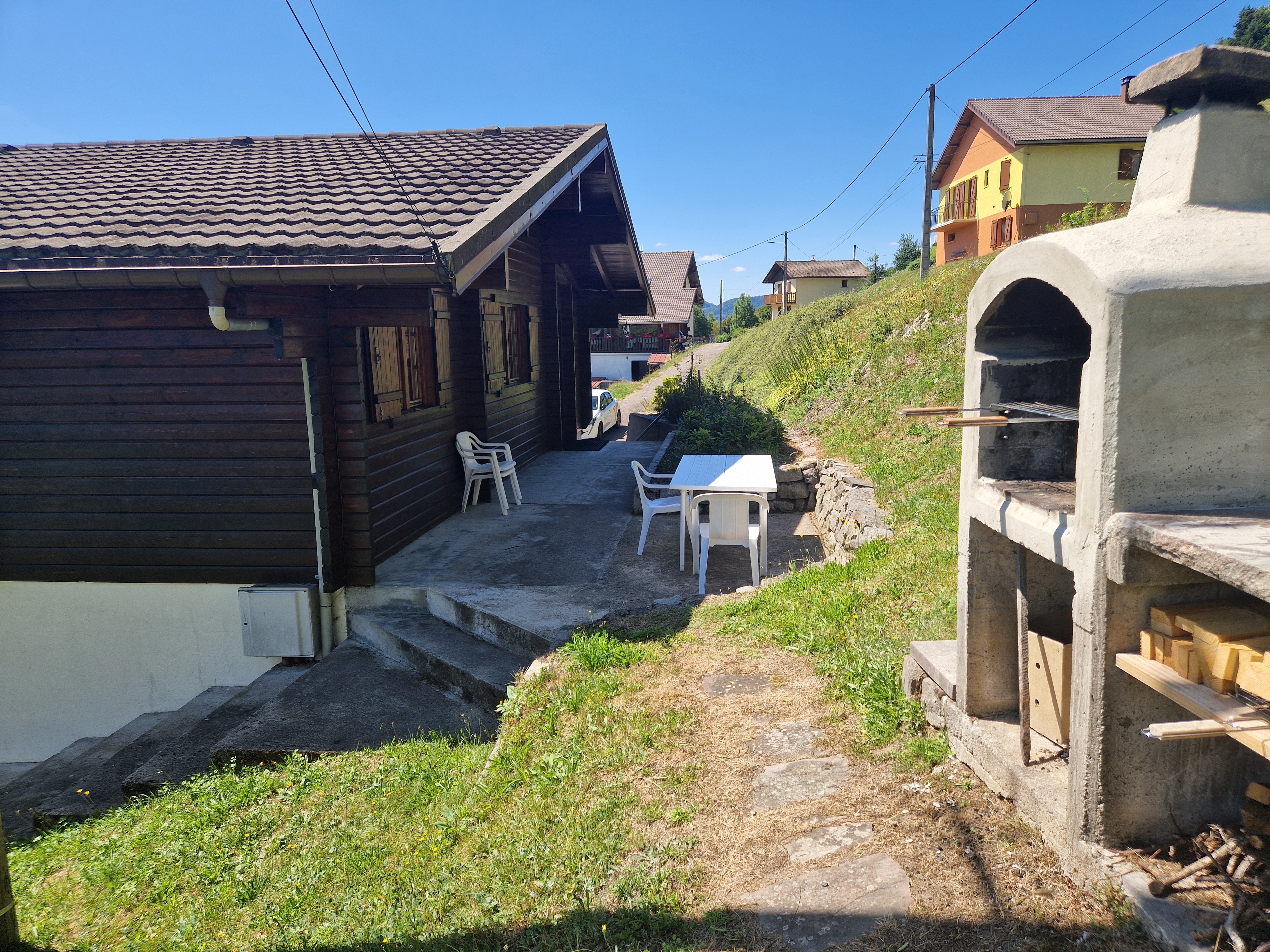 Chalet Pervenche et sa deuxième terrasse d'été avec barbecue