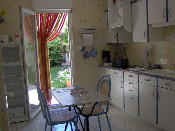 la cuisine donnant sur le jardin