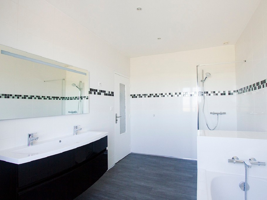 First floor: bathroom with bath and shower