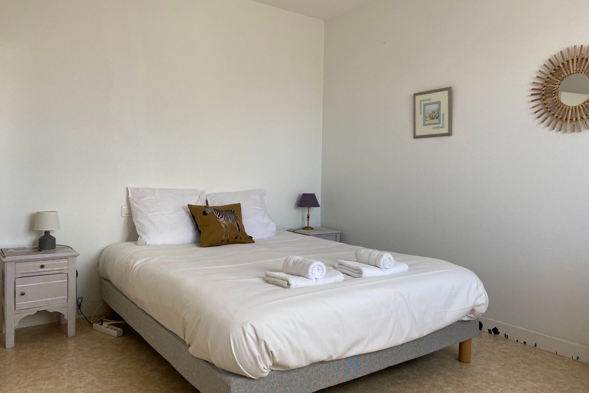 Chambre 1 avec un lit en 160