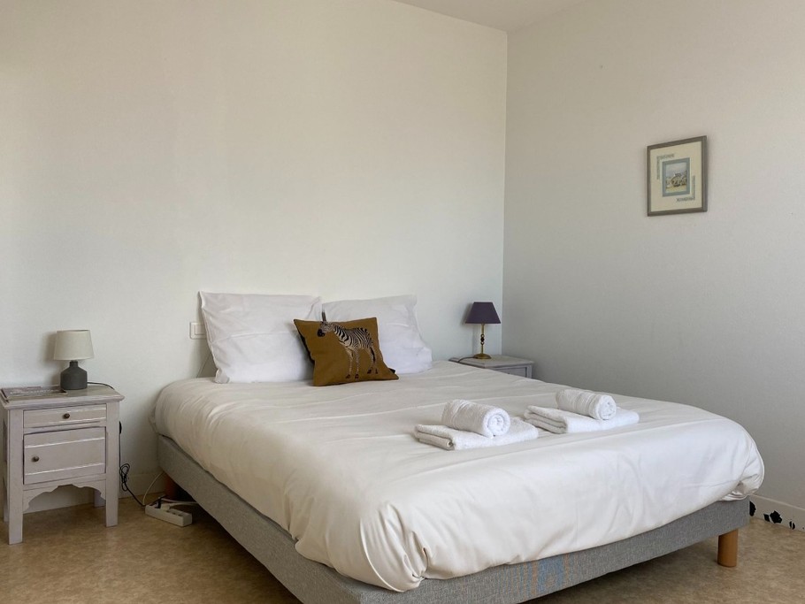 Chambre 1 avec un lit en 160