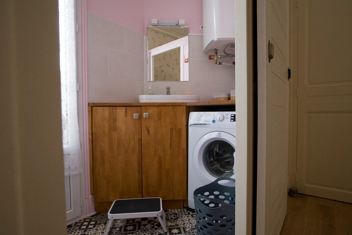 salle de bain, avec lavabo et machine à laver.
