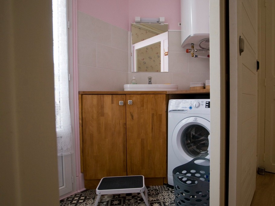 salle de bain, avec lavabo et machine à laver.