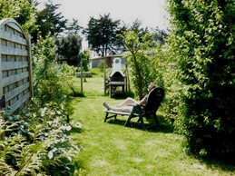 Un petit jardin clos, plein sud, face à la réserve naturelle