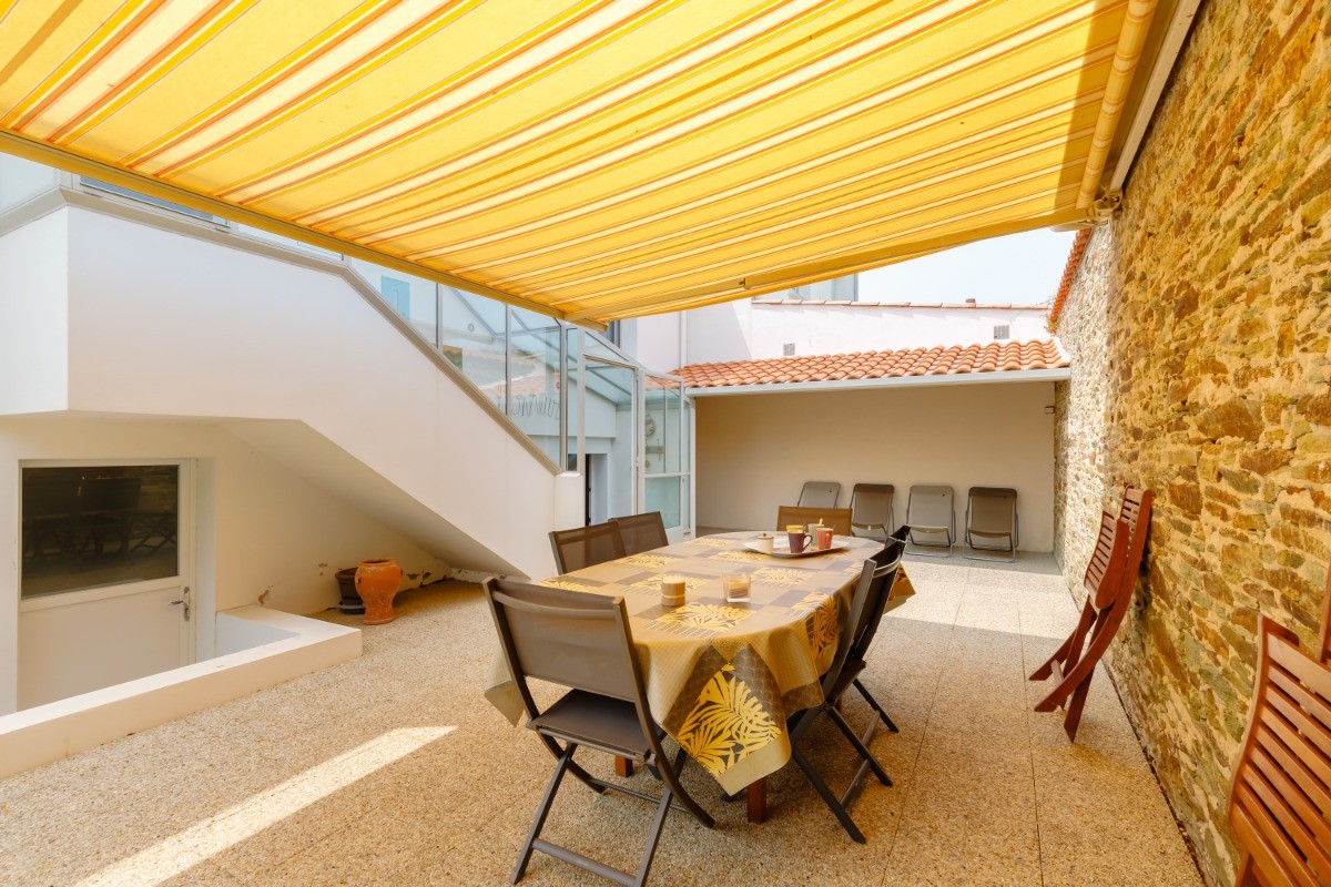 Cour extérieur avec vue sur l'auvent