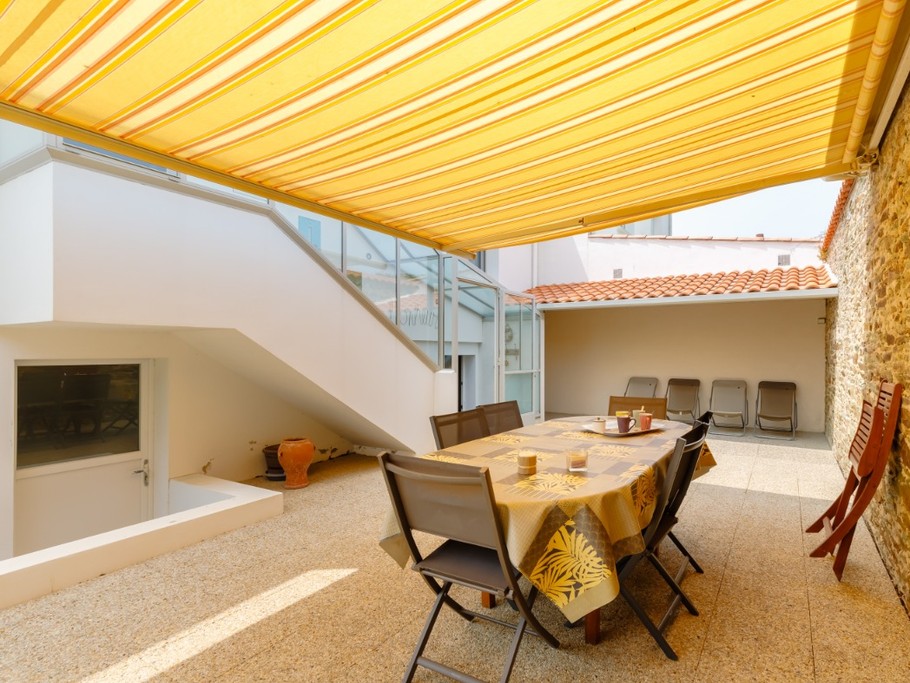 Cour extérieur avec vue sur l'auvent