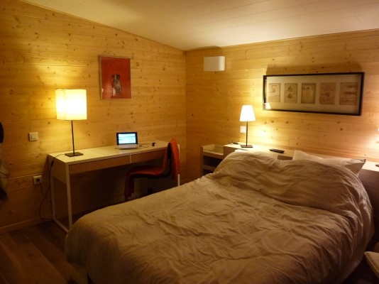 la chambre avec vue sur l'étang (de nuit)