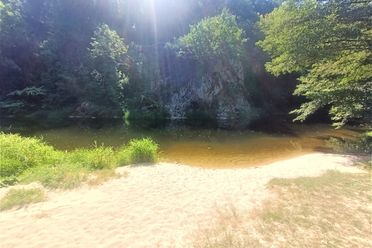 La plage avec en arrière plan la rivière "Le Doux"