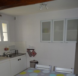 Cuisine équipée avec coin repas