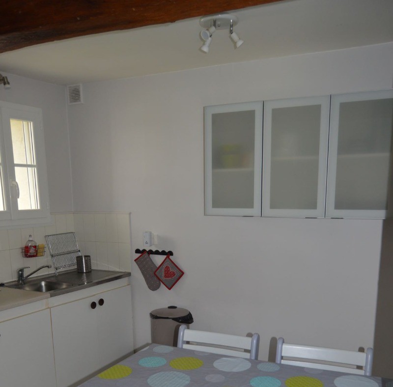 Cuisine équipée avec coin repas