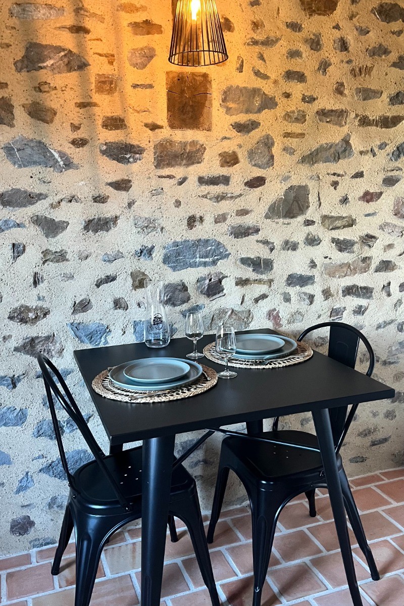 Cuisine indépendante avec coin repas (mur en pierres apparentes de pays)