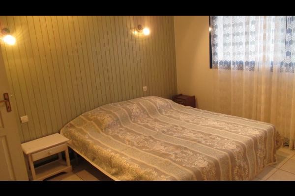 LASBLEIZ Location Plougrescant - chambre RDC 2 lits 0,90 jumelés et coin lavabo